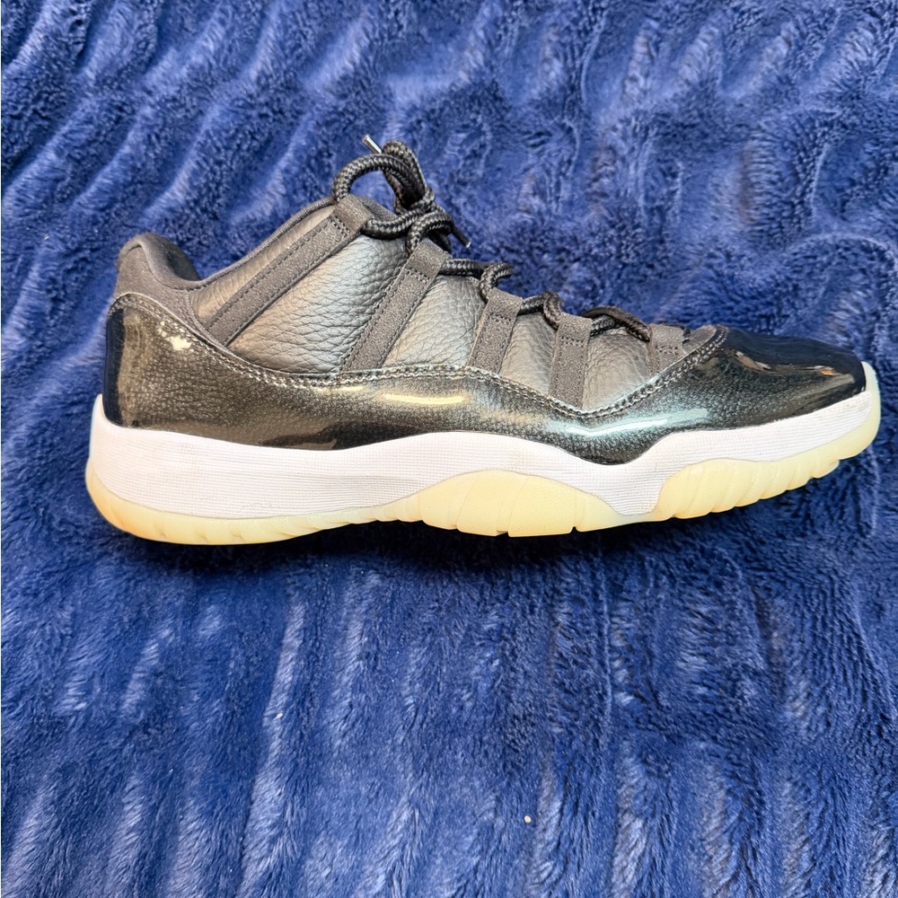 Jordan 11 low retro  - Black and White
